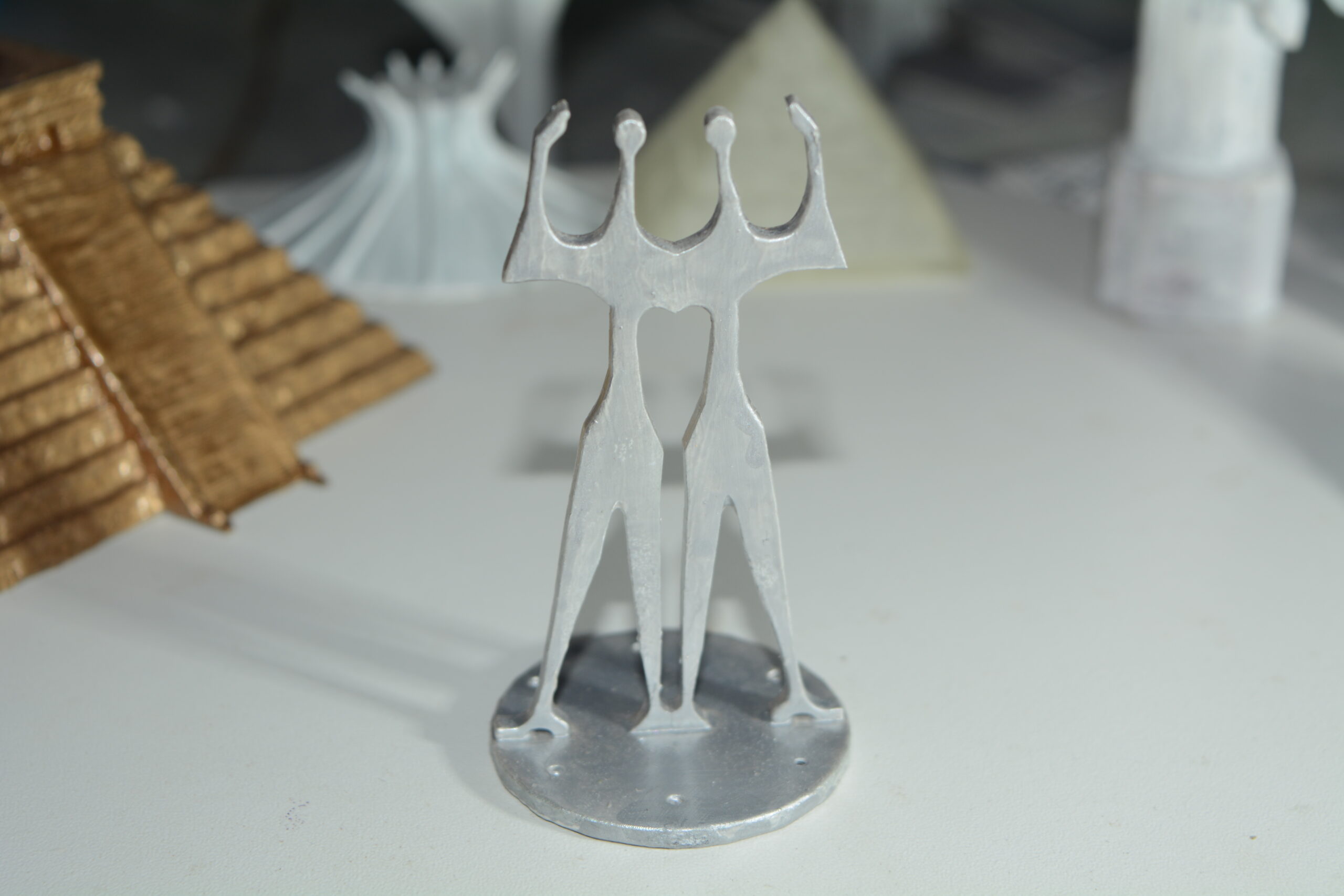 Miniatura dos Dois Candangos: Decoração Versátil para Casa e Aquário!