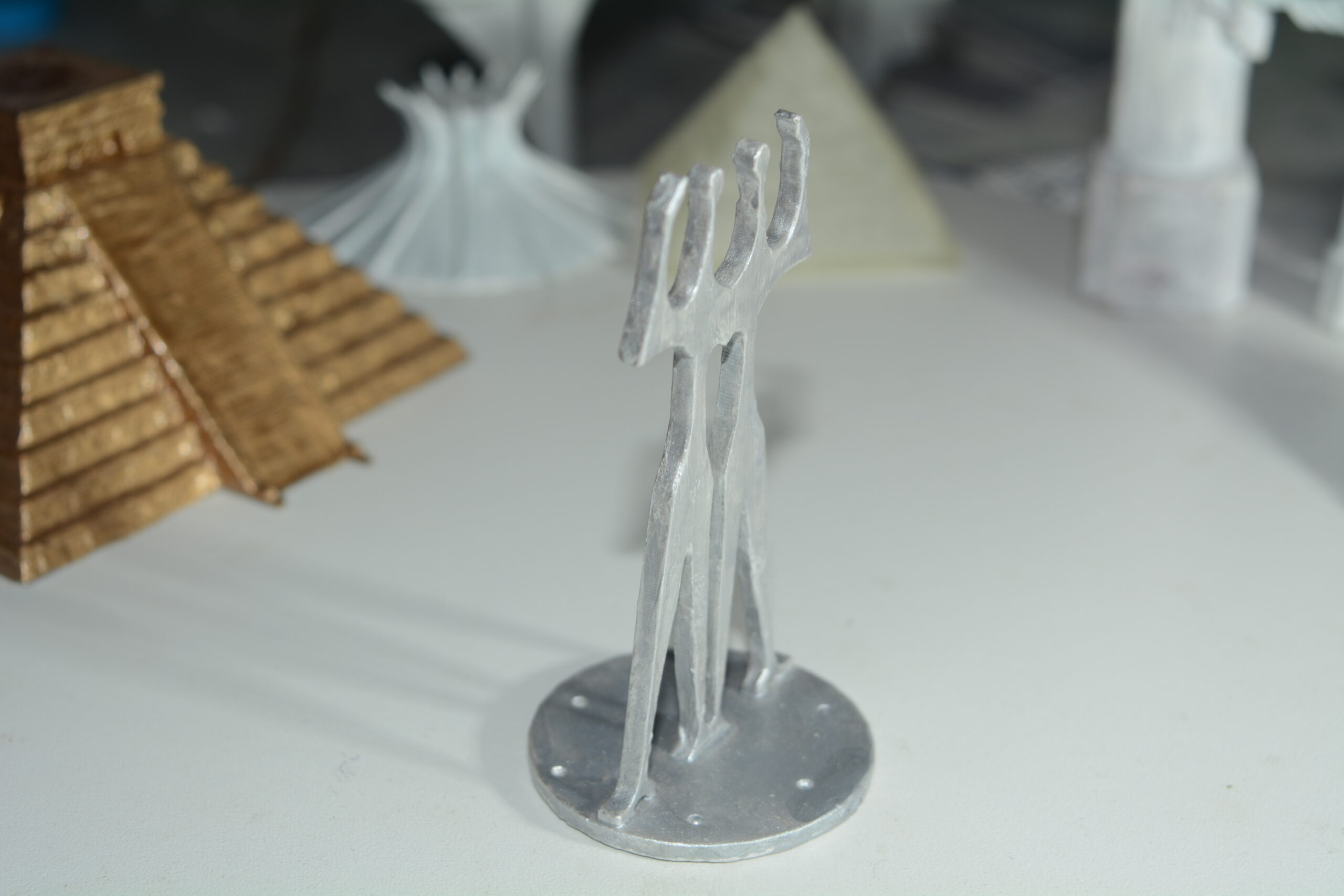 Miniatura dos Dois Candangos: Decoração Versátil para Casa e Aquário! - Image 3