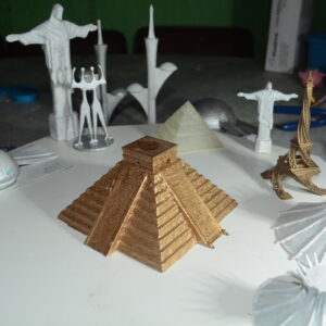 faça um titulo que saliente a utilidade Miniatura da Pirâmide Maia: Decoração Versátil para Casa e Aquário!