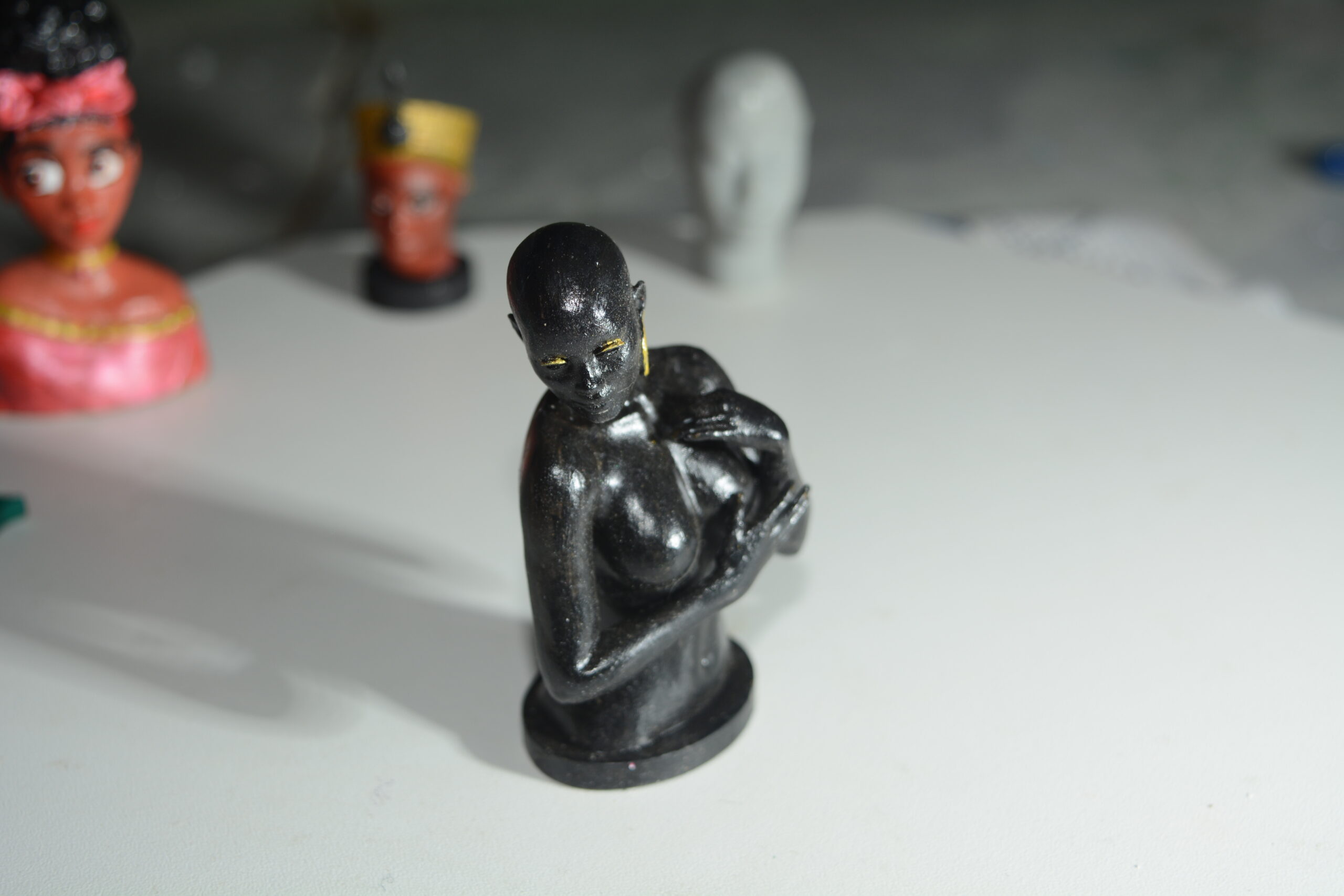 Busto de Mulher Negra com Brincos Dourados: Elegância e Força em Cada Detalhe! 🌟✨