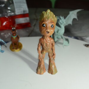 Miniatura do Bebê Groot: Encante Sua Decoração com Este Adorável Guardião! 🌱✨
