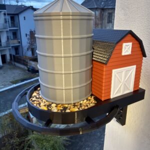 Comedouro para pássaros em formato de celeiro e silo