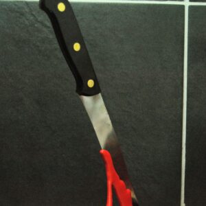 Porte couteau sanglant décoration originale cuisine glauque sang