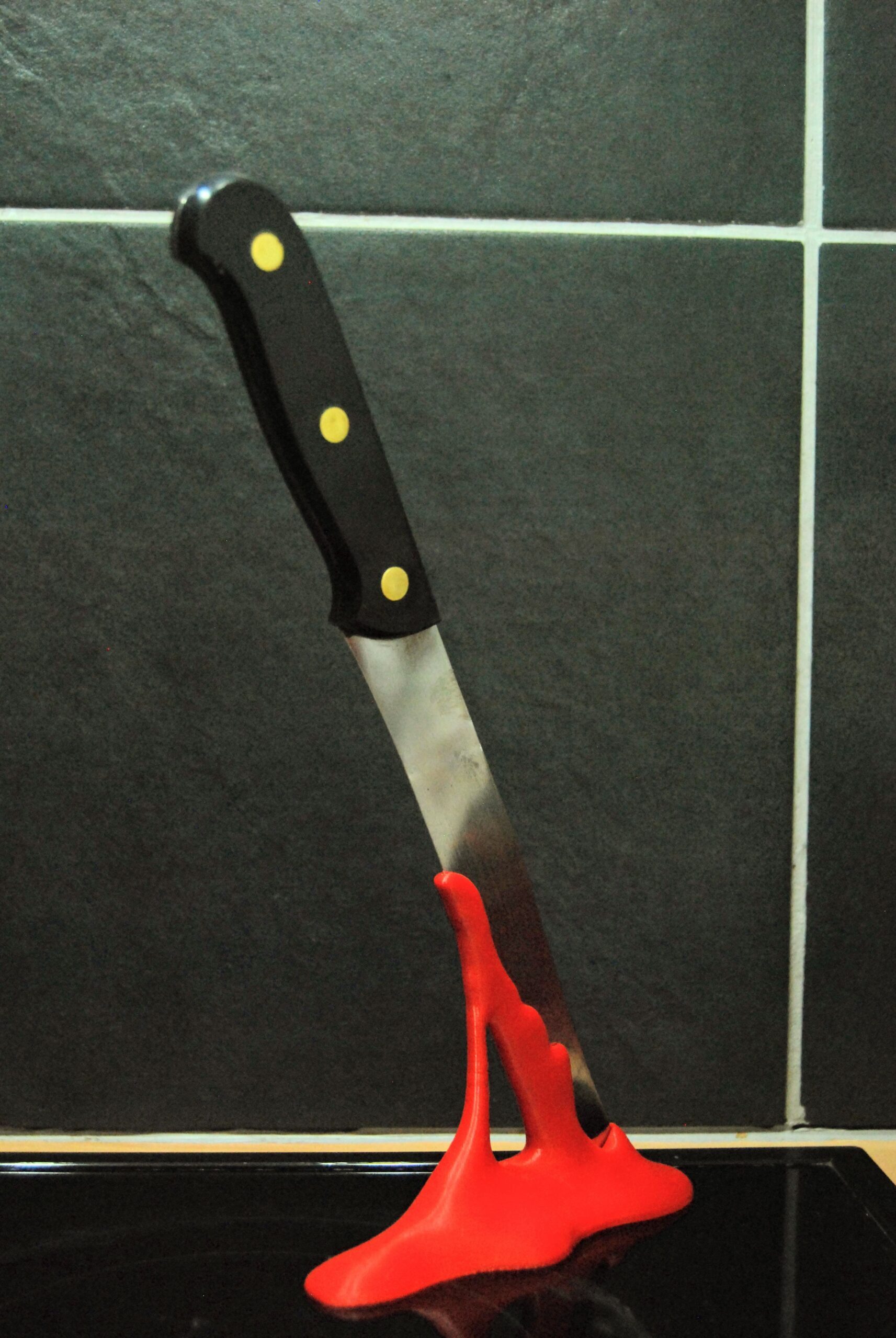 Porte couteau sanglant décoration originale cuisine glauque sang